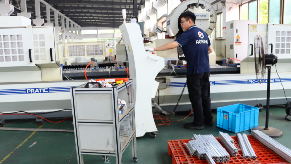 鋁型材框架如何重塑新能源汽車(chē)的安全與性能？