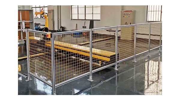 鋁型材圍欄的哪些特點使其適用于工業環境？